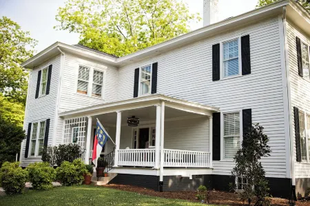 The Trott House Inn Отели рядом с достопримечательностью «Лайл Крик Гринуэй Трейлхед»