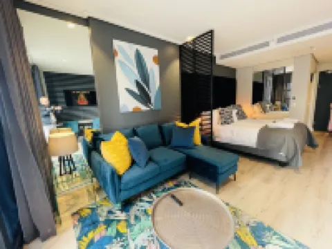 Urban Elephant 16 on Bree