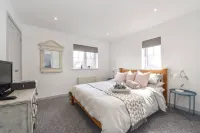 The Little House, Boutique Home Near the Sea