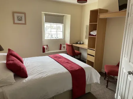 Commercial Hotel Отели рядом с достопримечательностью «Замок Рэби»