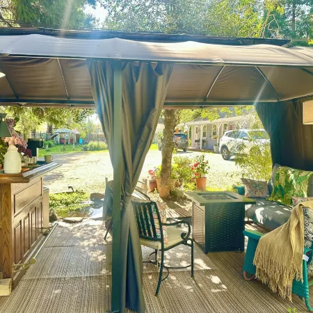 The Pines Inn and Cottages Отели в г. Невада