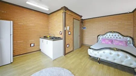 Yeosu Hwangto Pension Отели рядом с достопримечательностью «Aeyangwon History Hall»