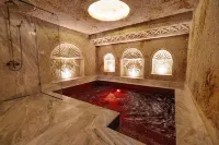 Canyon Cave Hotel - Hot Tub