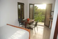 E&J Boutique Residences Отели в г. 
