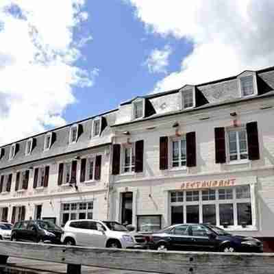 Logis Hôtel le Port et Restaurant les Bains Hotel Exterior