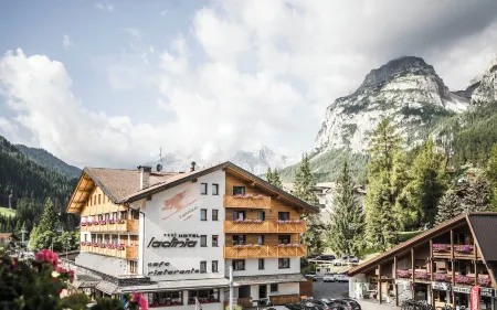 Hotel Ladinia Отели рядом с достопримечательностью «Ski School Dolomites»
