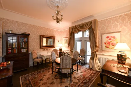 The Townhouse Отели рядом с достопримечательностью «Библиотека Форхилл Бранч»