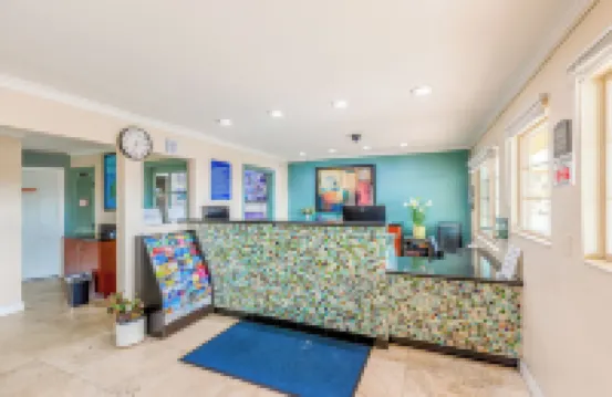 Hotel Avenida - Oceanside Camp Pendleton