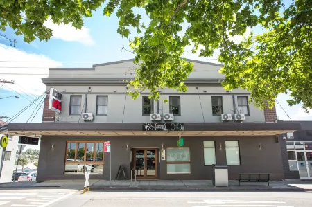 Nags Head Hotel Отели в г. Адамстаун