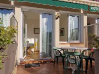 Hôtel Punta e Mare des Chambres ou des Appartements T2 Hotels in Cargese