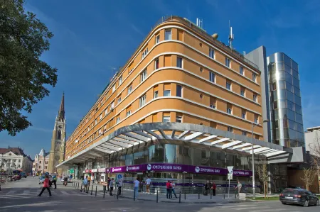 Hotel Putnik Отели в г. Сремски Карловци