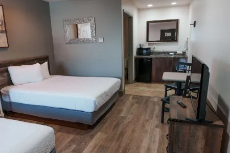 Price Pointe Inn Отели в г. Пеуоки