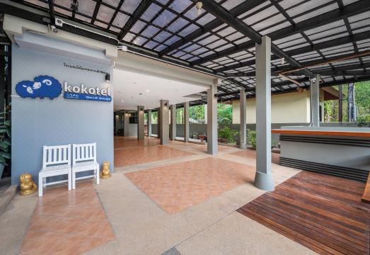 카오락 골든 플레이스의 외부 전경 및 주변 도로 모습