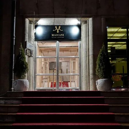 Maccani Black Luxury Suites