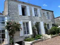 Charming house of 280m2 with heated swimming pool ... Hotels in Lucon