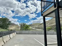 Riverside Motel Cache Creek - parking