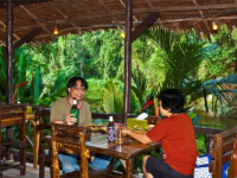 เขาสก ริเวอร์ไซด์ คอจเตจ รีสอร์ท โรงแรมในอำเภอ พนม