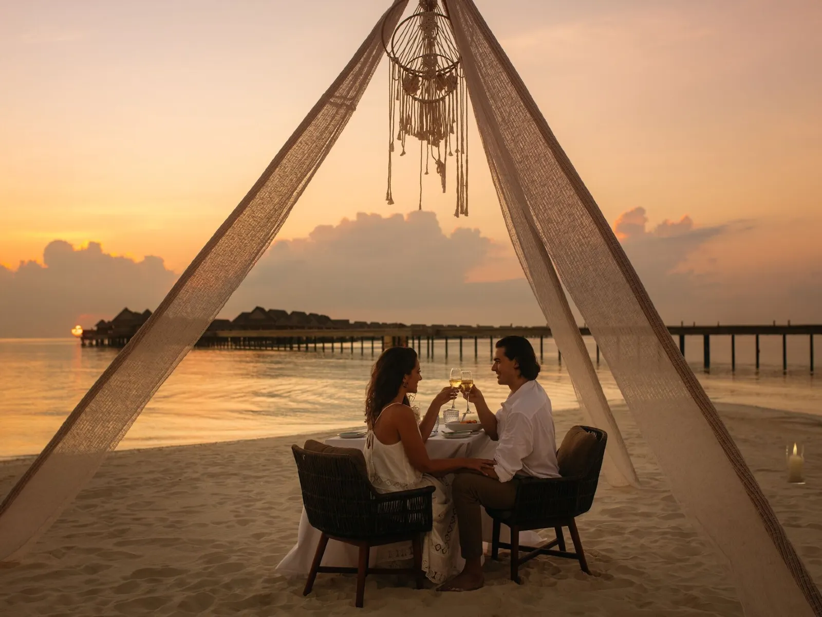 물 위에 우아하게 자리 잡은 프리미엄 일식당 사오케