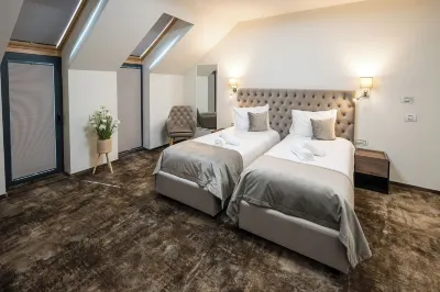 ALIVE HOTEL Hotels near Aleea Marossy Anna