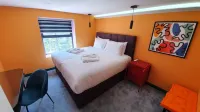 Aaron Wise - 51 Fitzhamon Apartments Hotels in 