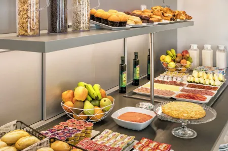 B&B Hotel Granada Estación Отели рядом с достопримечательностью «Terminal 1 of Granada Airport»