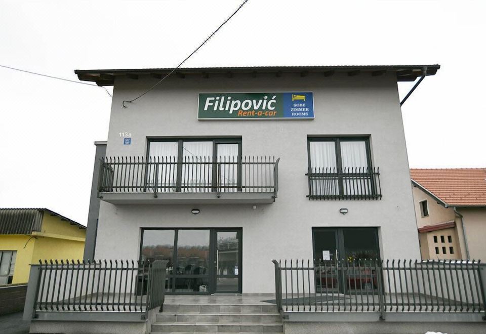 필리포비츠 렌트 어 카 & 아파트먼트의 넓은 주차장과 숙소 외관