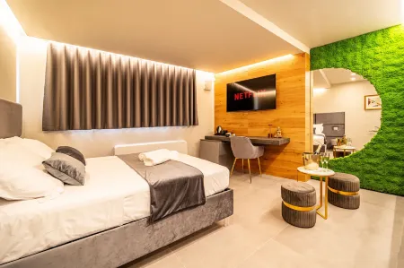 Cinquanta Sfumature Luxury Suites Отели рядом с достопримечательностью «Parrocchia Santa Maria di Monteverde»