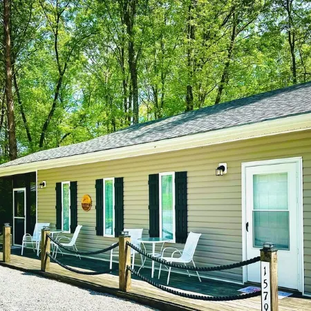 Harbor Hideway is a cozy, romantic gem minutes away from Jamestown Marina!