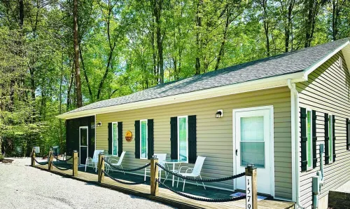 Harbor Hideway is a cozy, romantic gem minutes away from Jamestown Marina!