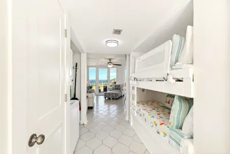 Amazing Sound View, Gulf View and Short Walk to Beach and Peg Leg Petes!