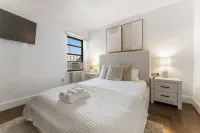Charming Studio with Kitchenette and Cozy Lobby - Inviting Urban Escape