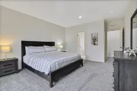 Modern, Luxurious 4-bedroom Centrally located home Hotels in Nampa