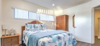 Cozy , Pet Friendly 2 Bedroom / 1 Bathroom, Just 5 minutes from the Beach! Hotels near Butterfly Garden