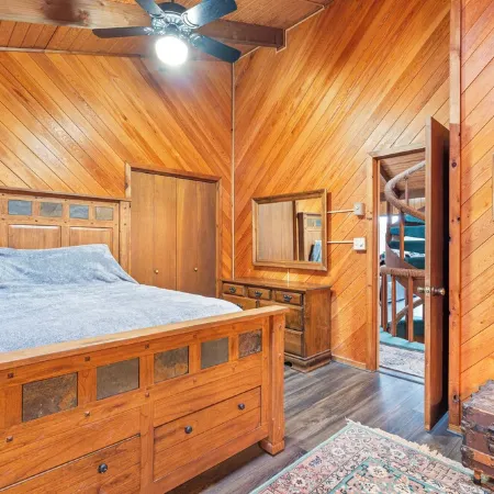 Cozy 4-bedroom cabin with jacuzzi hot tub. Overlooking ski /mnt bike slopes.