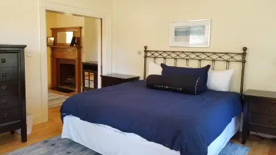 Bright and Fresh Back Cove4 Bedroom, Sleeps 8. Airmatress for additional 2. Hotels near Old Port