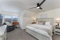 Majestic Mtn & Valley Views, Hot Tub+Fire Pit, Fireplace, Grill, 30 Mins to Avl!