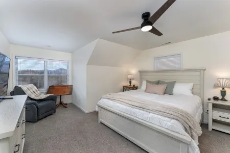 Majestic Mtn & Valley Views, Hot Tub+Fire Pit, Fireplace, Grill, 30 Mins to Avl!