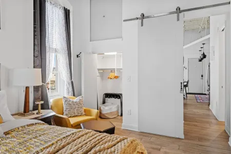 Historic Downtown - Free Parking Garage - 5 min walk OTR Отели рядом с достопримечательностью «Cincinnati Museum Center at Union Terminal»