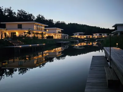 Luxury Villa with Veranda, Canoe De Zegge 주변 호텔