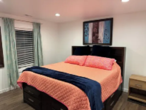 Walk to Breweries, Live Music, Restaurants, Parking, Fenced Yard.