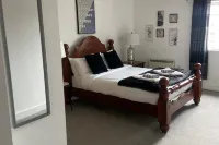 2 Bedroom Near Ocean Village Marina Port Apartment Hotels in Netley