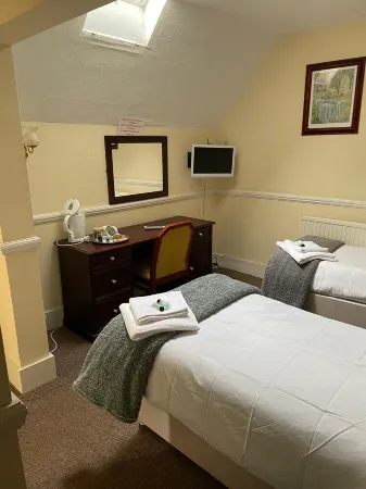 Rose and Crown Hotel Отели в г. Балшем