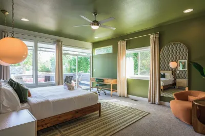 Lux Family Retreat: Hot Tub, Gym, Sauna, Fire Pit Hotels near Rock AG Church