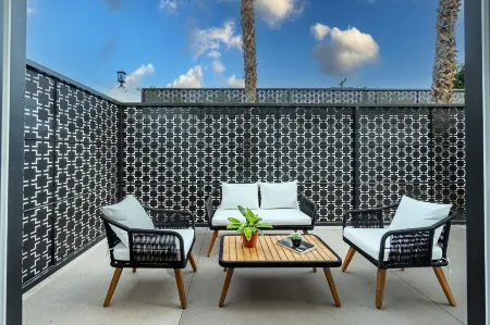 Onsen Hotel & Spa Отели рядом с достопримечательностью «Ту Банч Палмс Элементари Скул»