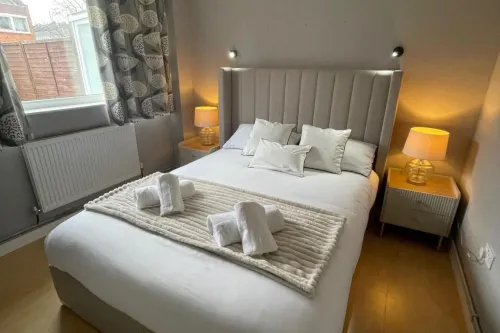3-Bed Apart Sleeps 5 w Garden Parking & Pets Ok - Condos
