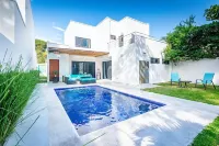 Ultramodern Townhome with an Inviting Coastal Design and Lush Outdoor Oasis with a Private Pool - de playa