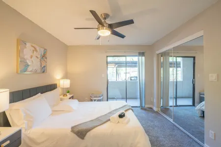 KB - Merino Отели рядом с достопримечательностью «On The Edge Gallery»