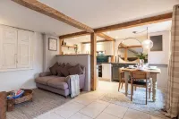 The Gamekeeper's Cottage-Stunning 2 Bed Hotels in Witney