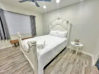 Charming 2-bedroom house in The Colony with WiFi, AC