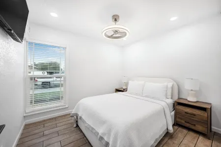 Modern Mountain View home Отели рядом с достопримечательностью «Surf Beach»